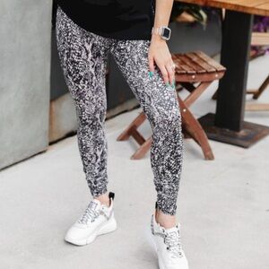 SPANX Faux Leather‎ Snake Shine Leggings Grey Snake Women Sz 1X NWOT